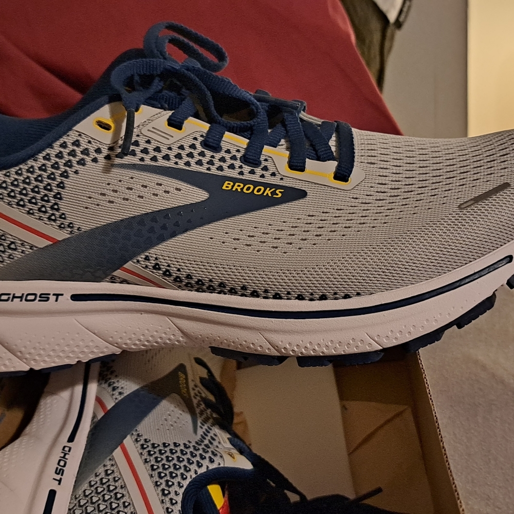 BRAND NEW BROOKS SIZE 9 IN MEN'S 10 IN WOMEN'S
